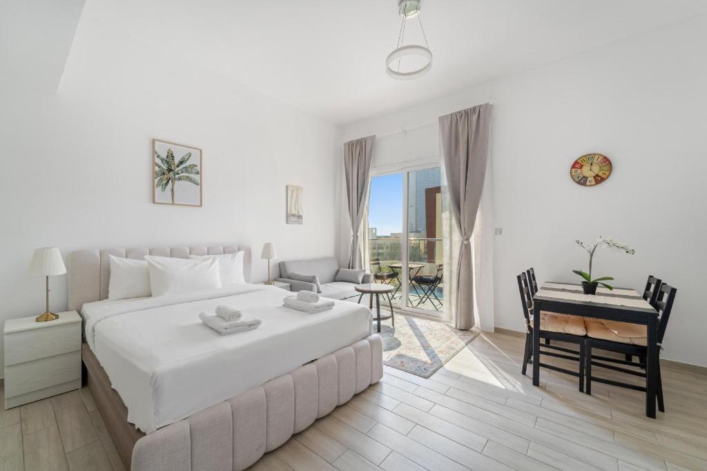 VayK - Modernly Furnished Studio with Pool Views in JVC