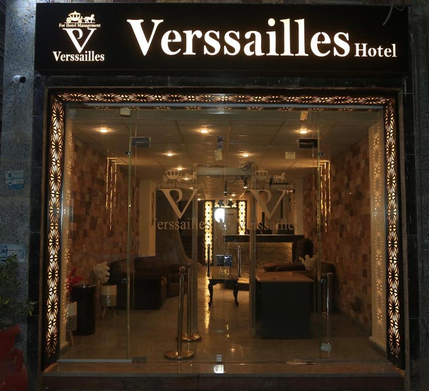 verssailles pyramids hotel