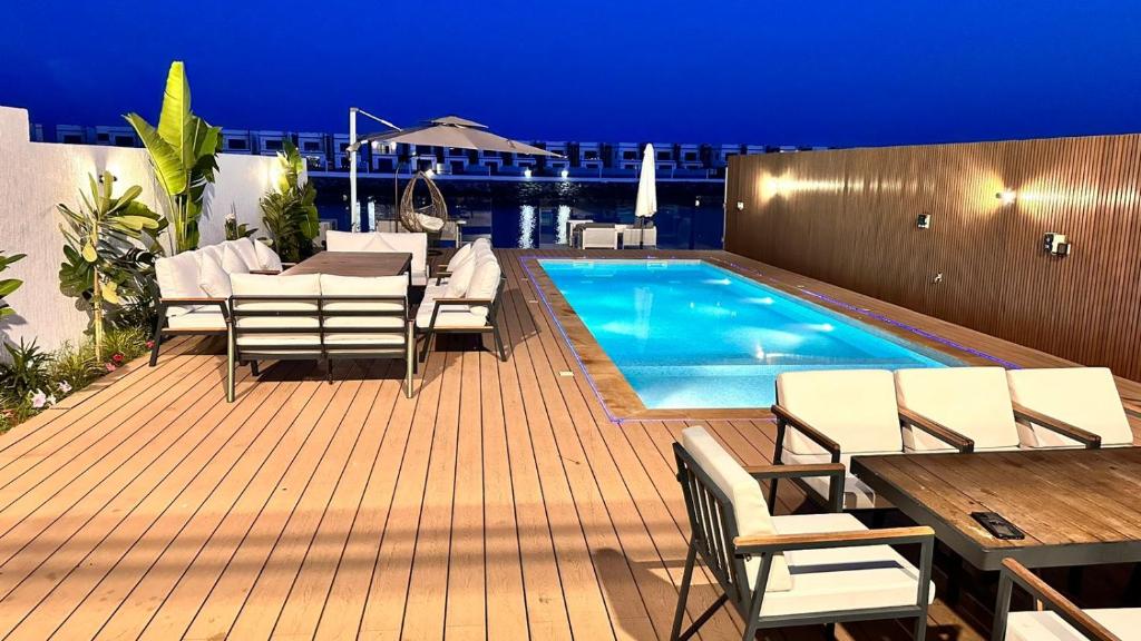 Luxury Villa 5 BR sea view and free paddle boat - Al Dana Island Fujairah