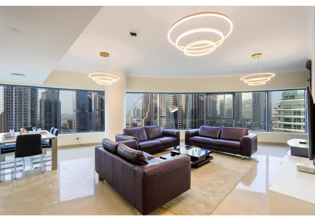 Spacious 3 BR Suite with Marina View - Near Marina Mall