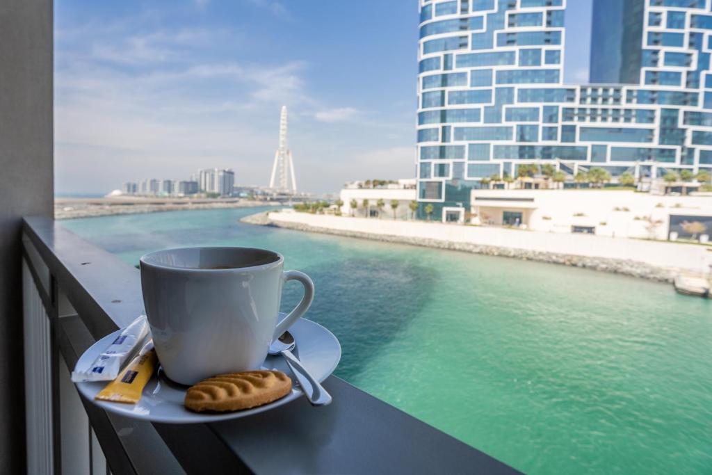 Waves Holiday Home - Waterfront Apartment With Breathtaking Sea Views