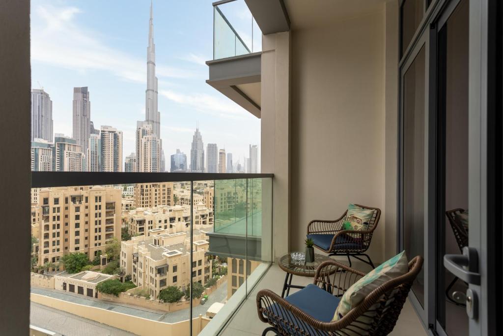 Waves Holiday Home - Chic Apartment With Dubai Skyline Views