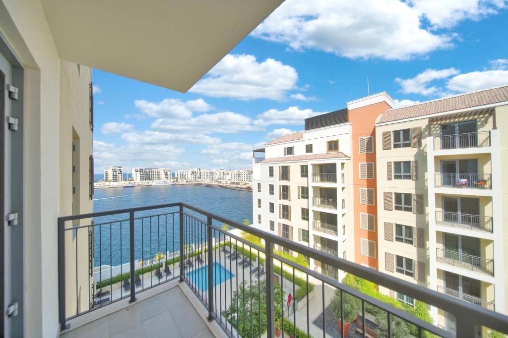 Waves - Stylish 1BR Beachfront Retreat in La Mer