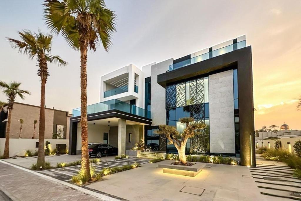 World Class Luxurious 8 BDR - Villa In Palm Jumeriah