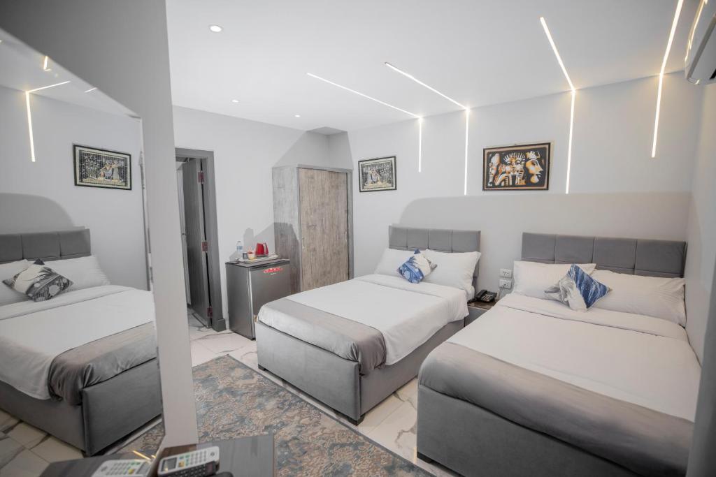 WOW Pyramids Inn With Rooftop Lounge