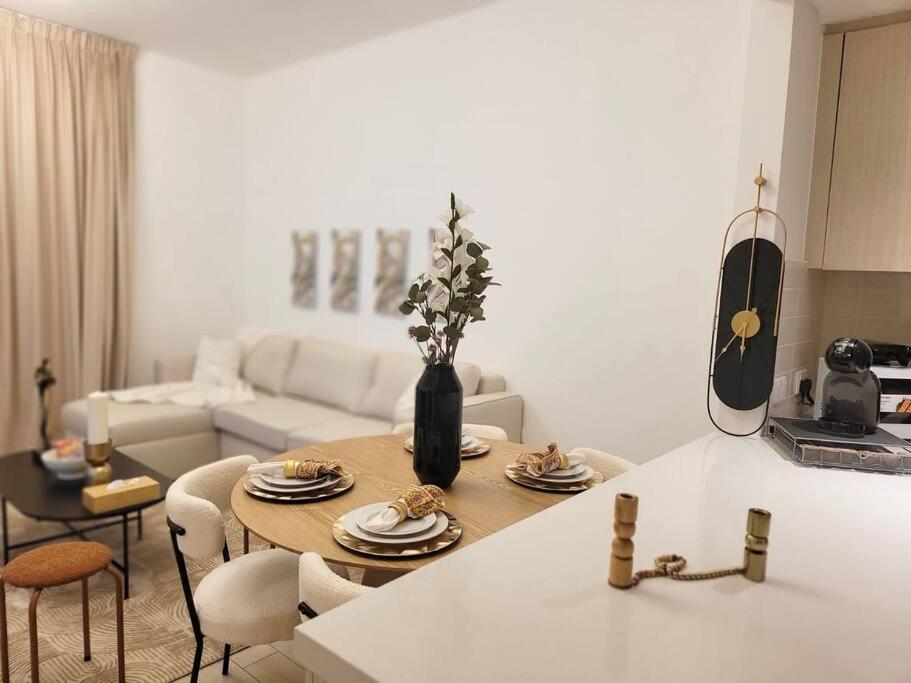 Yas Island Canal 3 - Chic 2BR Near formula and amusement parks