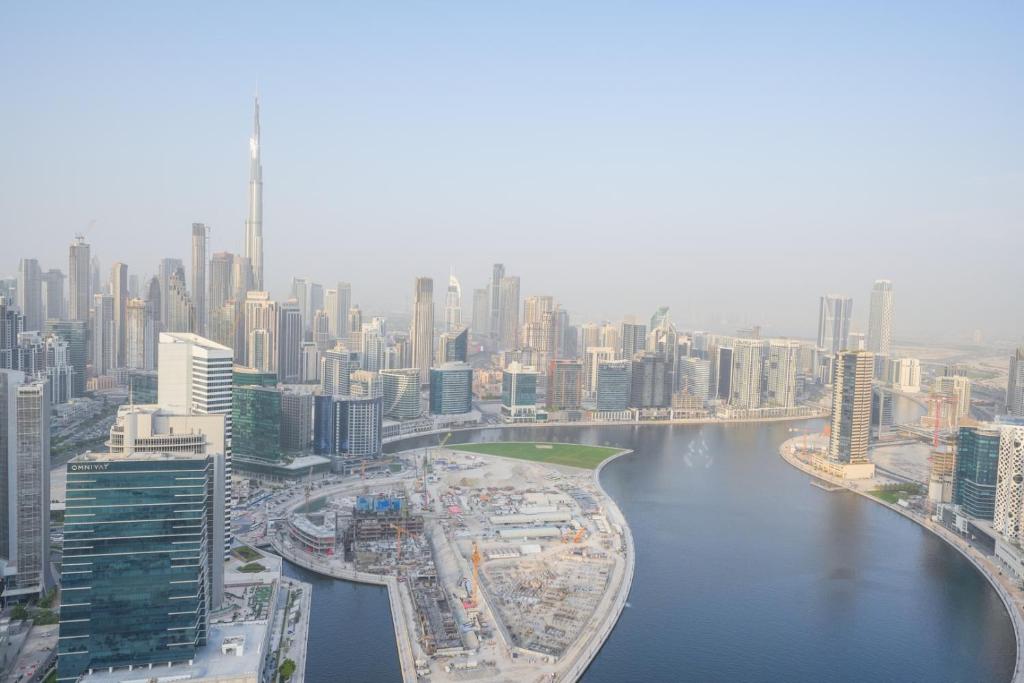 Experience Iconic Burj Khalifa Views from this Apt